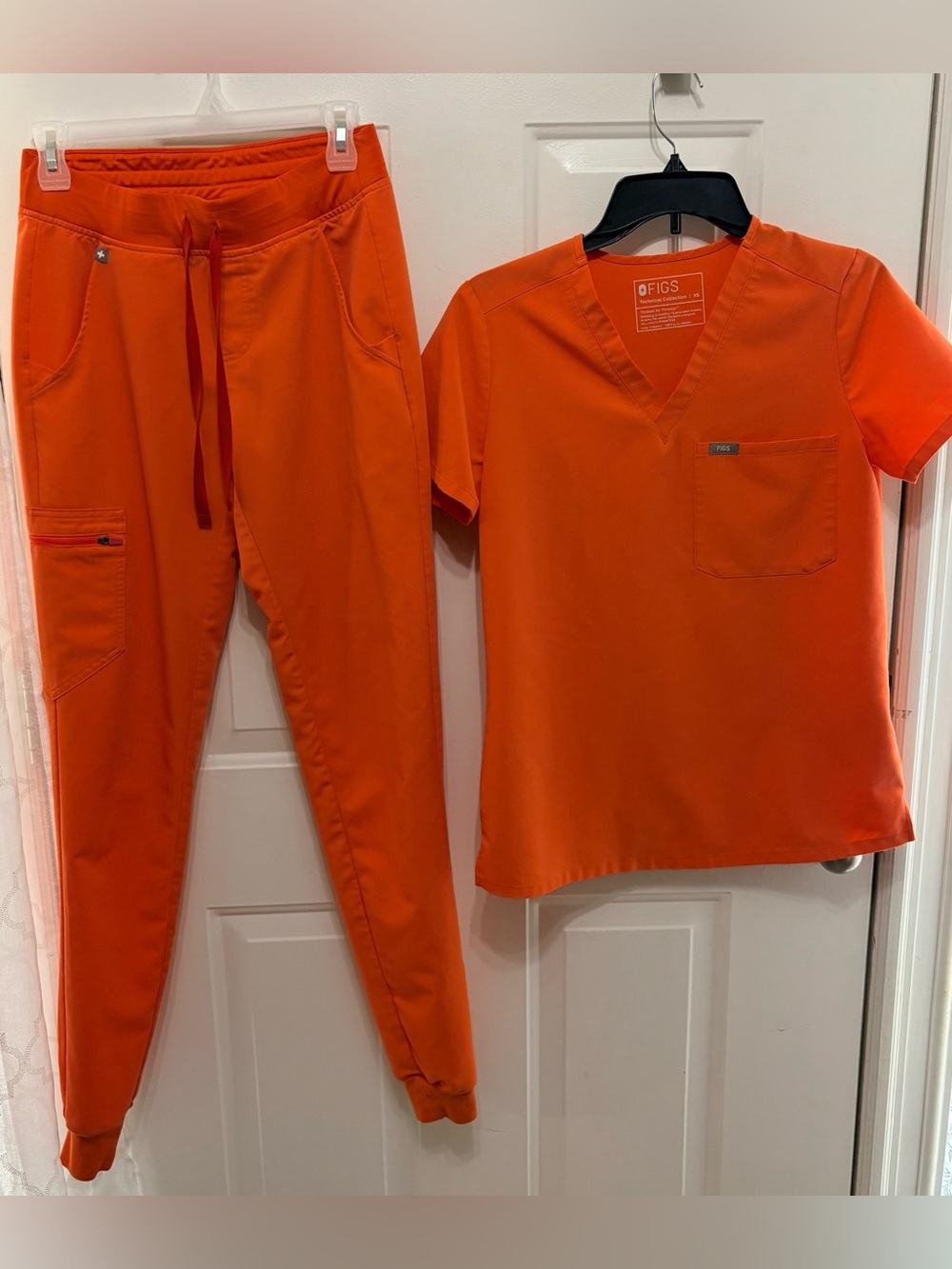 Figs V-Neck One-pocket sz XS and Zamora joggers XS Tall